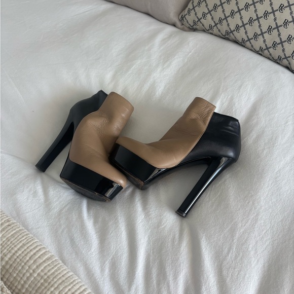 Elegant Black and Tan Platform Heels - Picture 4 of 8